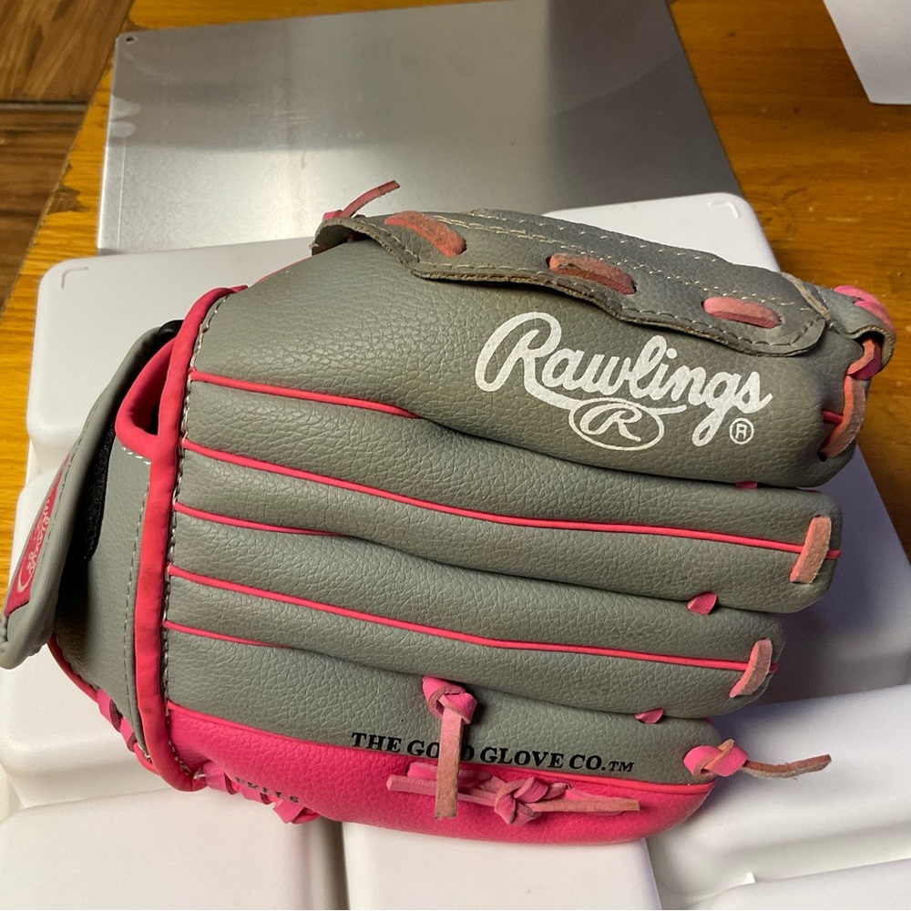 Rawlings Girl’s Storm 10 inch glove - left hand thrower - as is - little tear - Picture 2 of 9